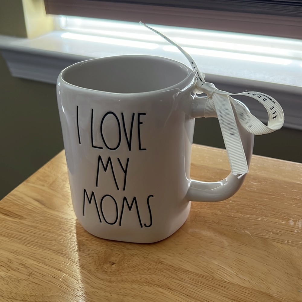 NWOT Rae Dunn “I Love My Moms” Mug
